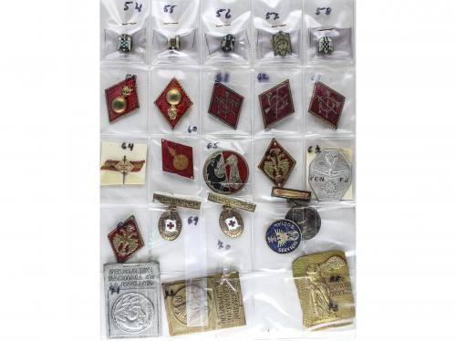 MEDALLAS ESPAÑOLAS. Lote 272 insignias de metal. 1936-1975. 