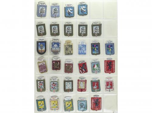 MEDALLAS ESPAÑOLAS. Lote 2100 insignias de cartón. 1936-1976