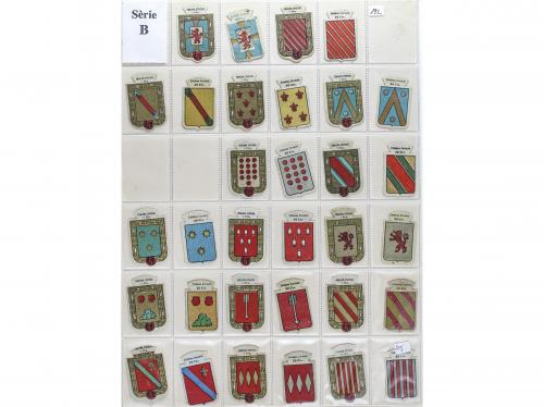 MEDALLAS ESPAÑOLAS. Lote 2100 insignias de cartón. 1936-1976